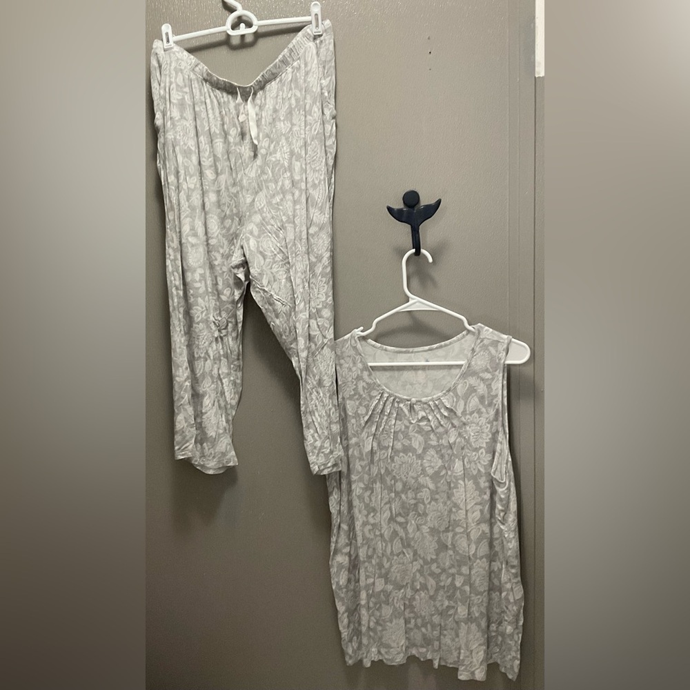 Croft & Barrow Size 1X Gray Floral Capri Pajamas